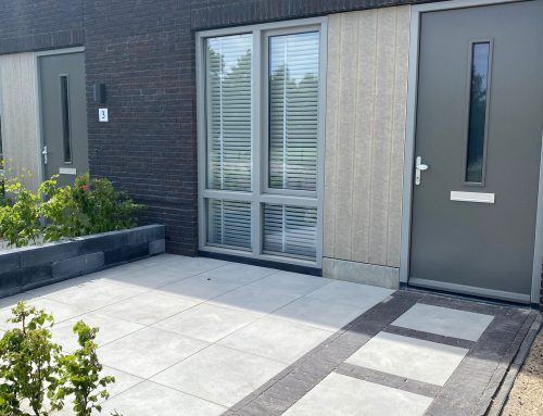 Aanleg voortuin met keramische tegels en gebakken bestrating