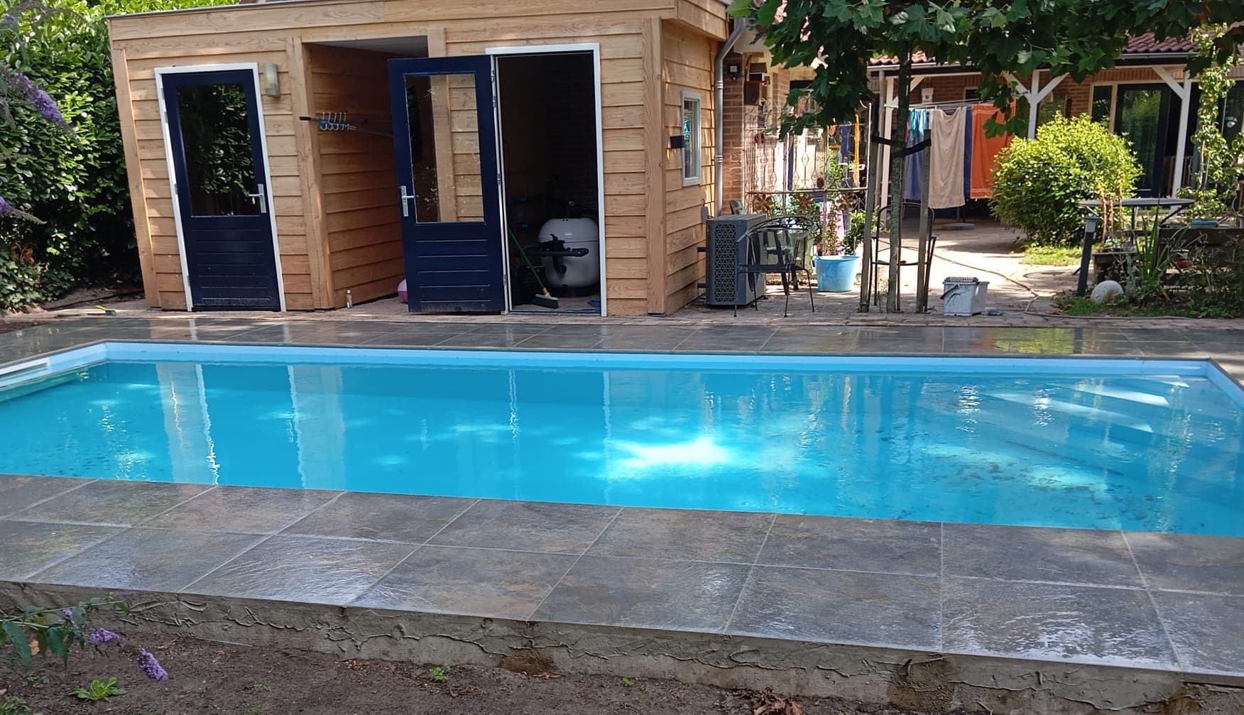 Zwembadranden met keramische tegels aangelegd bij zwembad in Ermelo juli 2025