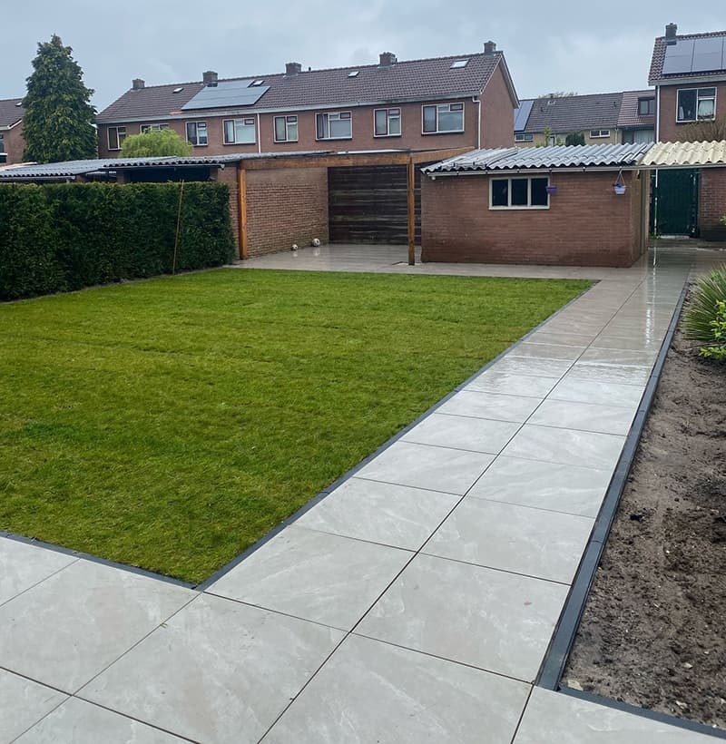 Achtertuin met keramische tegels en graszoden aangelegd in Ermelo april 2025