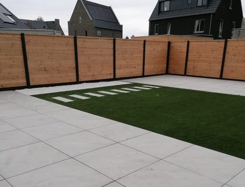 Aanleg achtertuin met grootformaat keramische tegels en kunstgras in Drielanden Harderwijk