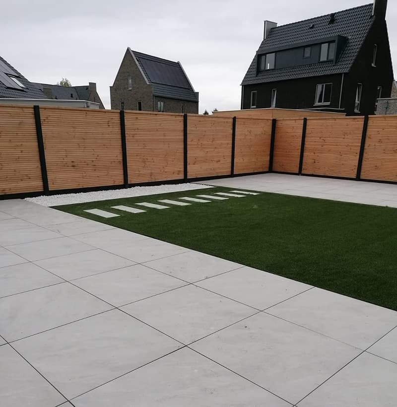 Achtertuin met grootformaat keramische tegels en kunstgras aangelegd in Drielanden Harderwijk