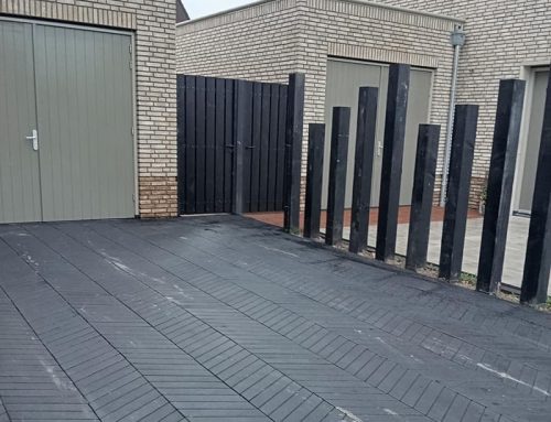 Aanleg achtertuin met keramische tegels en graszoden in Ermelo