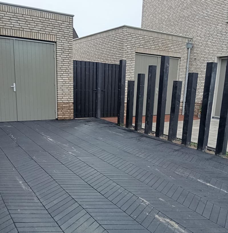 Oprit met gebakken bestrating in Hongaarse punt aangelegd in Drielanden Harderwijk